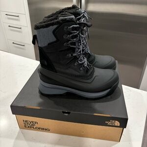 New in Box - Sz 7 North Face Women’s Chilkat V 400 Waterproof Boots